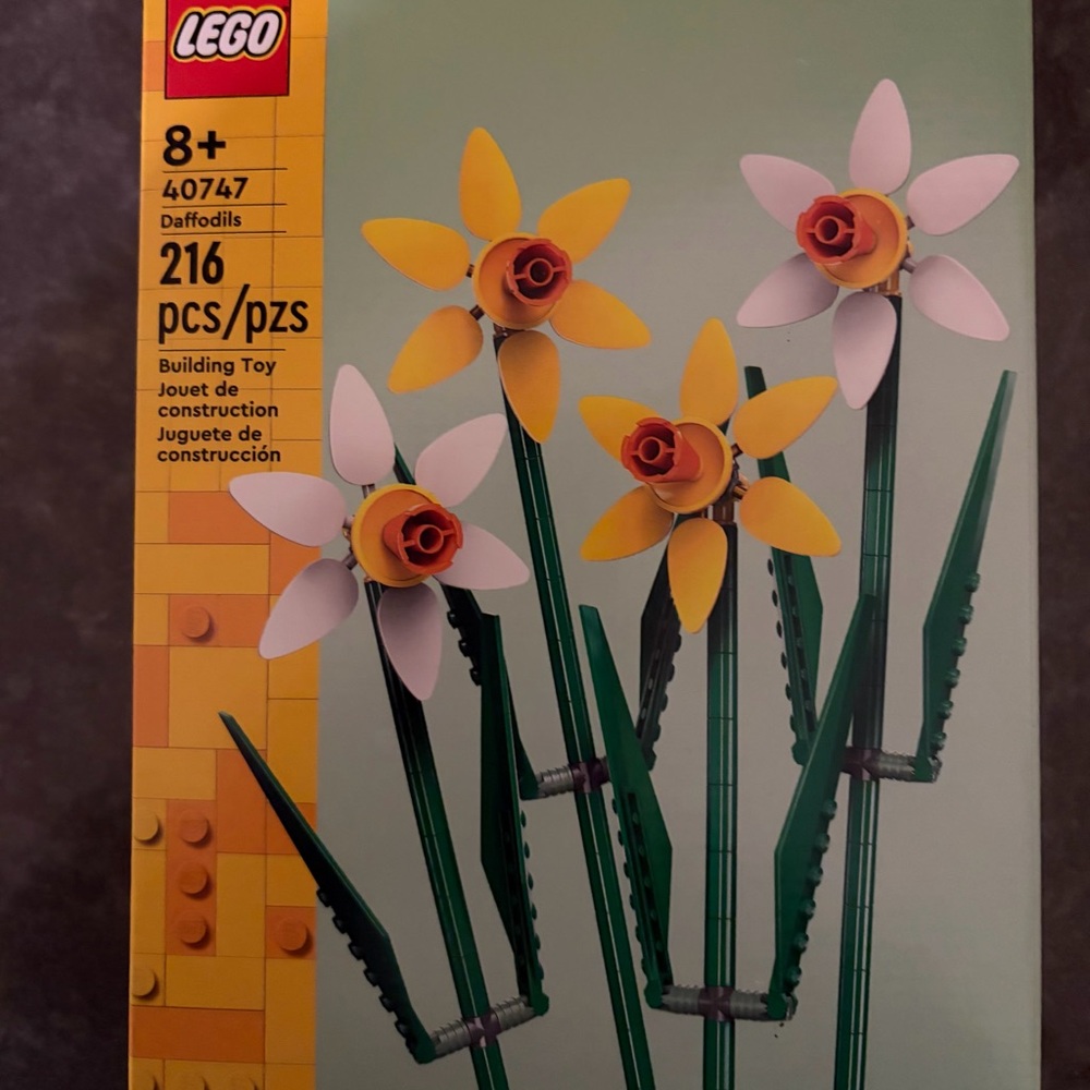 NEW and sealed ( never opened ) Lego 216 piece daffodil set